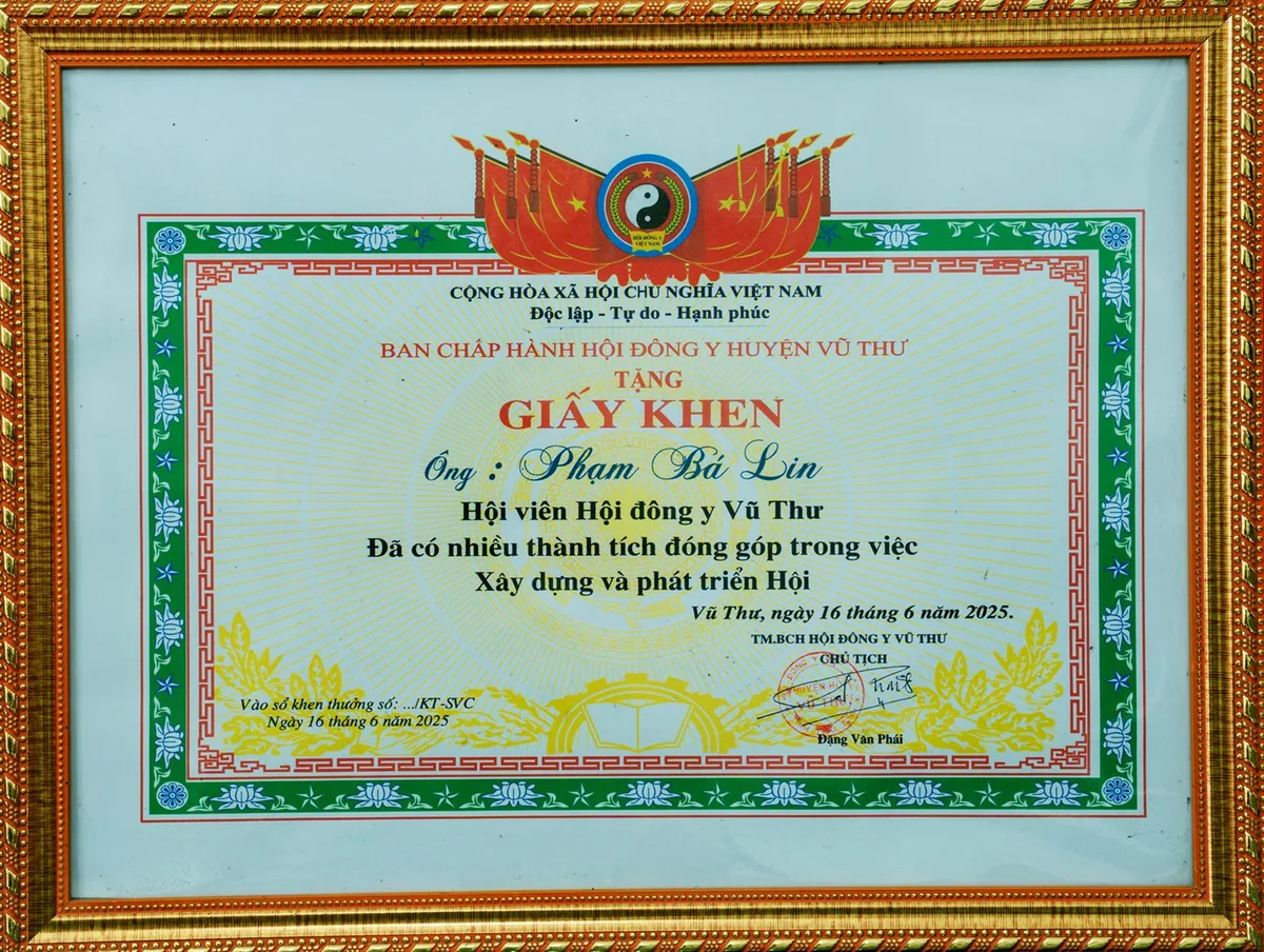 Giấy khen Hội Đông y huyện Vũ Thư trao tặng ông Phạm Bá Lin năm 2025