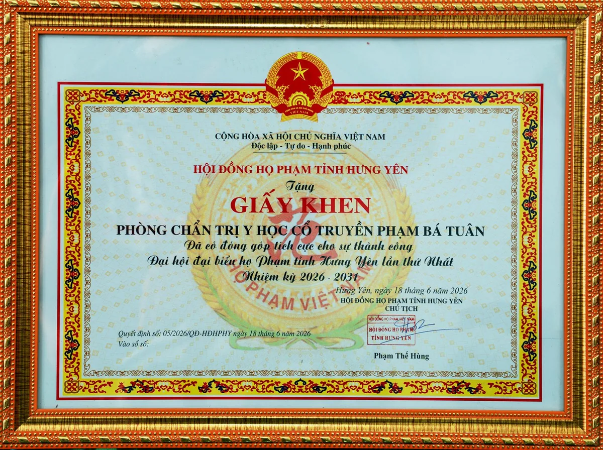 Giấy khen Phòng Chẩn trị Y học cổ truyền Phạm Bá Tuân của Hội đồng họ Phạm tỉnh Hưng Yên