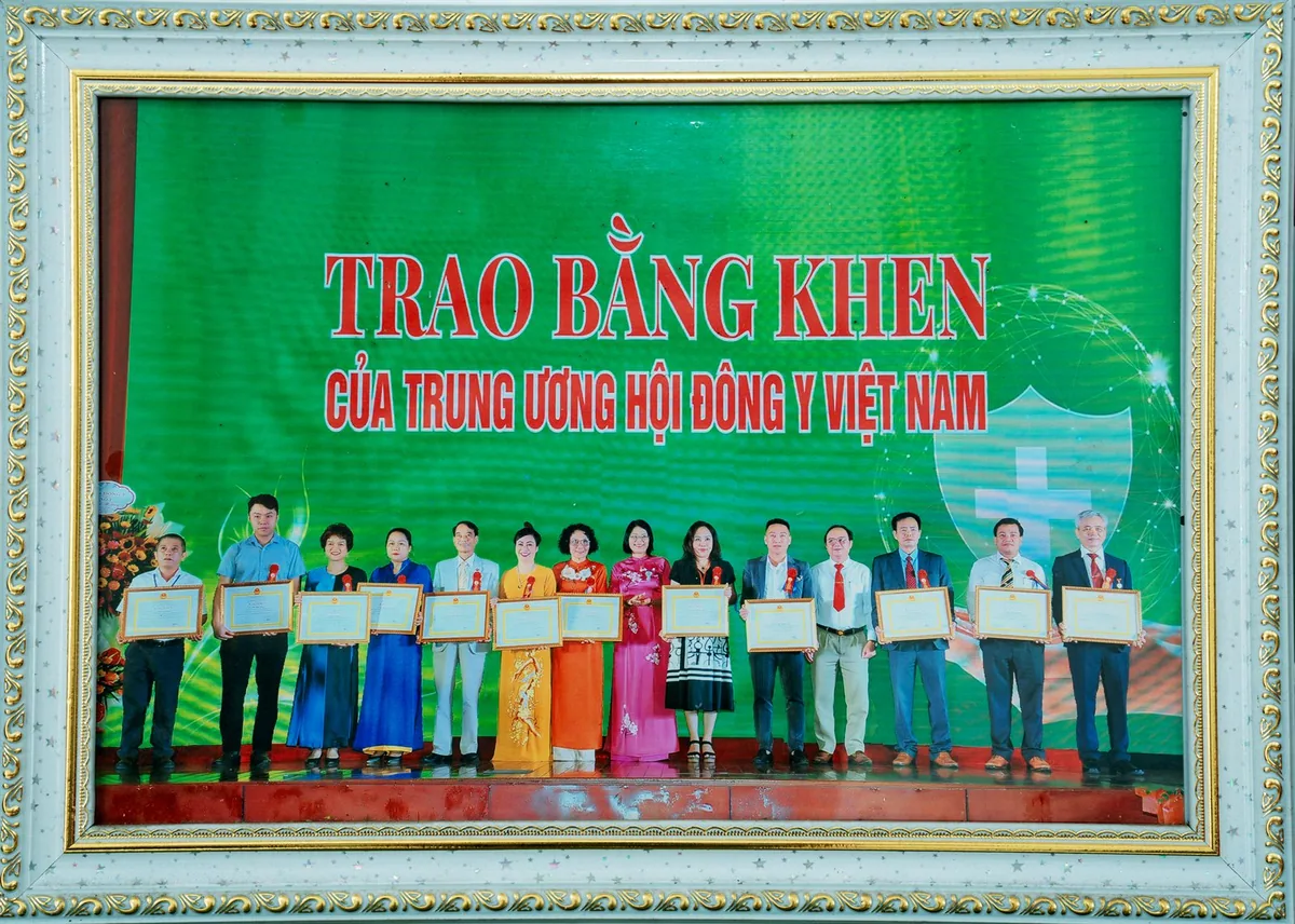 Hình ảnh trao bằng khen của Trung ương Hội Đông y Việt Nam
