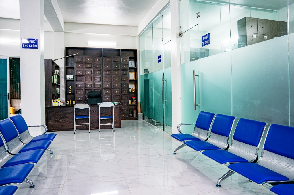 Toàn cảnh không gian sảnh chờ và phòng khám