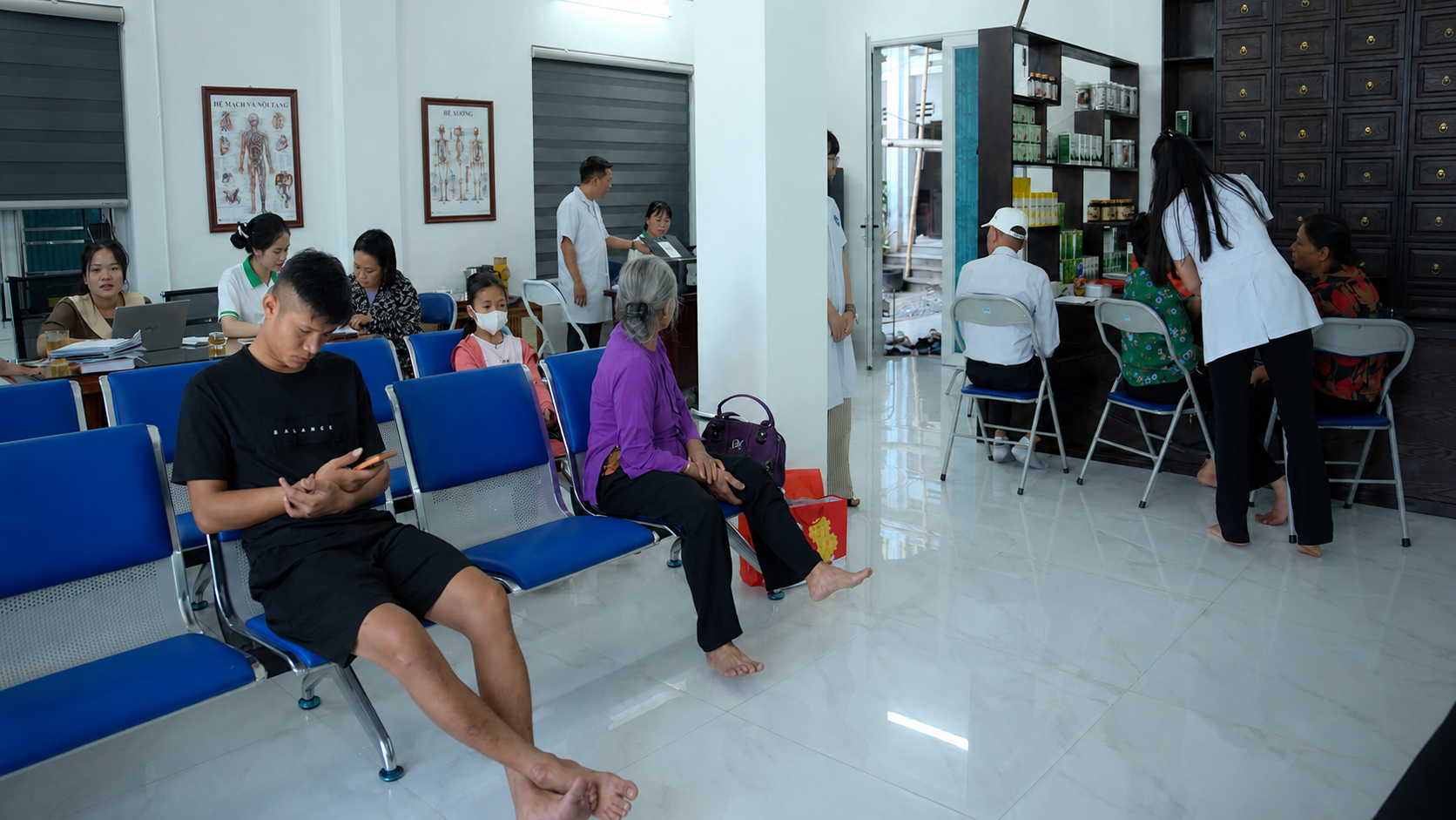 Khu vực sảnh chờ thăm khám khang trang