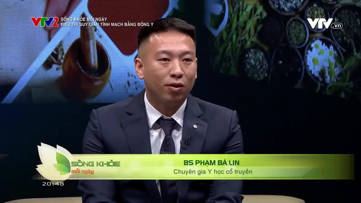 Khung hình bác sĩ Phạm Bá Un trao đổi về điều trị suy giãn tĩnh mạch bằng Đông y trên VTV