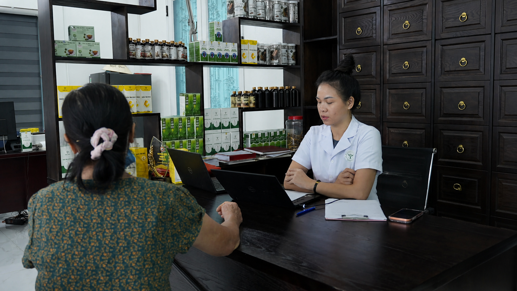 Thầy thuốc trực tiếp tư vấn và thăm khám